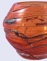 cca 1975 Mdina máltai üveg váza, anyagában színezett, üvegszál rátéttel, jelzés nélkül, d: 18 cm, m:...