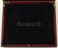 Mahagóni érmetartó kazetta bársonybéléssel, 1db beépített + 1db kivehető tálcával, összesen 12db ~50x50mm-es és 1db 210x150mm-es férőhellyel. Használt, de jó állapotban (külső méretek: ~285x245x55mm)