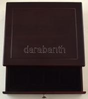 Mahagóni fa érmetartó kazetta bársonybéléssel, 1db beépített + 2db kivehető tálcával, összesen 24db ~50mm-es és 1db ~200x125mm-es férőhellyel. Használt, de jó állapotban (külső méretek: ~290x265x65mm)