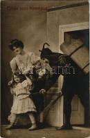 Gruss vom Krampus / Krampus with children. photo (EK)