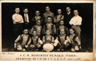 1932-1933 S.C.M. Hongrois de Paris Vasas. Champion 1932-1933. / a VASAS SE futball játékosai Párizsban, focisták, csoportkép / football players of VASAS SC in Paris. photo + So. Stpl (EB)