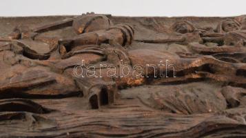 Páncélos lovagot ábrázoló régi faragott, aranyozott fali dombormű, kopott, 36x36 cm