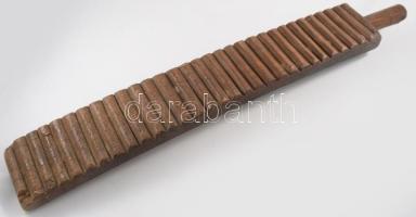 Mángorló. cca 19. sz. vége, magyar, kopással, hátoldalán festéssel, h: 77 cm