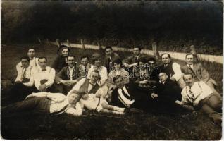 Az FTC Ferencváros játékosai, köztük Tóth Potya István (1891-1945). Pobuda Alfréd fényképész felvétele / sport photo (EK)