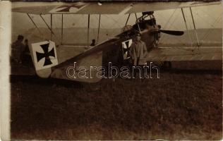 Első világháborús német katonai repülőgép és pilótája / WWI German military aircarft with pilot. photo (gyűrődés / crease)