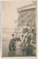 Ostende, Oostende; Brüll Alfréd (1876-1944) nagyiparos, a magyar sport mecénása, számos sportegyesület elnöke, Weisz Richárd (1879-1945) birkózó és Vágó Antal (Tóni, 1891-1944) labdarúgó nyaraláson, utóbbi saját kezű levelével. Brüll és Vágó a holokauszt és a nyilasok áldozata lett. / 3 successful Hungarian sportmen on vacation, 2 of them were killed during WWII, with the letter of Vágó. photo (EK)