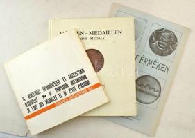 Vegyes 14db-os árverési katalógus, numizmatikai folyóirat és kiállítás tájékoztató füzet tétel, közte 1985. "IX. Nemzetközi Éremművészeti és Kisplasztikai Alkotótelep", 1993. "Építészet Érméken - Az Országos Műemlékvédelmi Hivatal Magyar Építészeti Múzeumának Kiállítása"