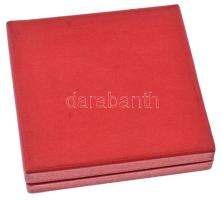 1970-1980. "Budapest" egyoldalas bronz emlékérem, hátoldalán gravírozva, dísztokban (70mm)...