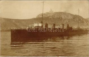 1916 SMS TRIGLAV Osztrák-magyar Haditengerészet Tátra osztályú romboló, matrózokkal a fedélzeten / K.u.K. Kriegsmarine Matrosen / Austro-Hungarian Navy destroyer SMS Triglav, mariners on deck. photo + "K.u.k. Kommando der Befestigungsgruppe Kaiser u. König Franz Josef" + "K.u.k. Marinefeldpostamt Pola (vágott / cut)