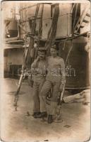 1917 SMS PRINZ EUGEN Osztrák-Magyar Haditengerészet pre-dreadnought csatahajó személyzete a fedélzeten / K.u.K. Kriegsmarine Matrosen / Austro-Hungarian Navy ironclad warship's crew on deck. photo + "K.u.k. Marinefeldpostamt Pola" " Zensuriert S.M.S. Prinz Eugen" (EB)