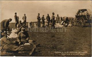 Tábori posta az arcvonal mögött. Hofmann cs. és kir. altábornagy hadcsoportja felvétele. Hadifénykép Kiállítás, Hadsegélyező Hivatal kiadványa / WWI Austro-Hungarian K.u.K. military, soldiers with field mail