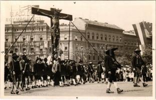 1938 Budapest VI. Oktogon tér, Meinl Gyula kávé, tea és csokoládé üzlete, Dreher bak sör reklám, felvonulás keresztre feszített Jézus szoborral. photo