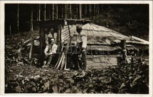 Kőrösmező, Körösmező, Yasinia, Yasinya, Jaszinya, Jassinja, Jasina (Máramaros); Koliba huculskych drevorubcu / Hucul favágók kunyhója / Transcarpathian folklore, lumberjack's hut