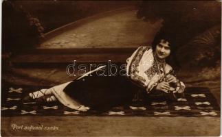 Port national roman / román népviselet / Romanian folk costume, folklore (lyuk / pinhole)