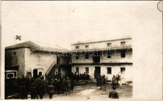 1917 Brje, San. Divisions Kolonne No. 7. während der 10. Isonzo-Schlacht im Berje (Mai 1917) Verbandplatz, K.u.K. Div. San. Kole / WWI Austro-Hungarian K.u.K. military, group of soldiers and medics at the first aid station. photo
