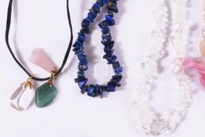 Zacskónyi ásvány karkötő, opál, lapis lazul, hegyikristály, stb