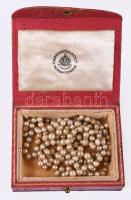 Antik doboz, benne gyöngyökkel