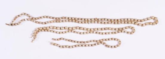 Antik doboz, benne gyöngyökkel