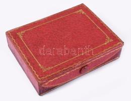 Antik doboz, benne gyöngyökkel