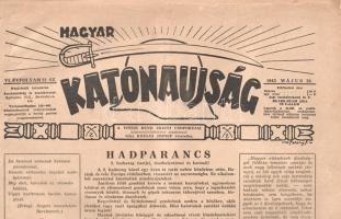 [Folyóirat] Magyar Katonaújság. Szerkeszti: Rózsás János. Megjelenik hetenként. VI. évfolyam, 22. szám. (1943. május 29.) (Budapest), 1940. Vitézi Rend Zrínyi Csoportja - Stádium Sajtóvállalat Rt. 8 p. Folio. Az 1938-1944 között megjelenő, felvételekkel, rajzokkal, stratégiai térképvázlatokkal gazdagon illusztrált katonai hetilap a Vitézi Rend Zrínyi Csoportjának folyóirata volt. Gazdagon illusztrált folyóiratunk rovatstruktúrája az évek során jelentősen átalakult, jelenleg a "Külföldi hadi hírek" és "Az elmúlt hét hadieseményei" rovatok foglalkoznak az immár inkább helytállást követelő, mint győzelem-sorozatokat hozó háború eseményeivel, a "Hazai hírek" és a "Belföldi arcvonal hírei" rovat pedig a belföldi hadigondozás, árvaellátás, hősiemlékmű-avatás, az utánpótlás és általánosságban a hátországi társadalmi szolidaritás híreit közlik. "Kis emberek, nagy hősök" című lapzáró rovata pedig példamutató hőstettek bemutatásával a katonai morált próbálják fenntartani a fronton szolgáló katonákban. Lapszámunk címlapján Horthy Miklós hadparancsa, amellyel a doni katasztrófát megélő 2. magyar hadsereg hazatérő egységeit köszönti. 1943. májusi lapszámunk idején változatlanul a keleti front a legfontosabb. Az 1941. júniusi német támadással megnyílt szovjet fronthoz olasz, román, finn hadseregek mellett magyar egységek is csatlakoztak: 90 ezer főt kitevő Kárpát-csoportunk ekkor került a frontra. Az ukrán területeken harcoló Kárpát-csoportot 1941 végén visszavonták. A megfelelő körülmények esetén bármikor esedékes román átállástól joggal tartó magyar hadvezetés megkísérelte ugyan minimalizálni távolban harcoló hadaink számát, ám német követelésre 1942 folyamán kénytelen volt teljes 2. magyar hadseregét a doni frontra küldeni, ahol a rosszul felszerelt, komoly túlerővel szembenéző hadsereg 1942 novembere és 1943 januárja között megsemmisült. Lapszámunk érthető módon mélyen hallgat erről, annál beszédesebb azonban a honi háborús emlékművek sokasodása, a témáról lapszámunk hosszan és emelkedett hangon számol be. A háborús hírösszefoglalóban az érdemi győzelmeket hozó japán front részletei, a földközi-tengeri légi csaták bemutatása, a leglényegesebb keleti fronton azonban csak kisebb mozgásokról tudósít a lap. [A német haderő a sztálingrádi csata elvesztése után a kurszki páncélos csatára készült.] Haditechnikai rovatunkban a Sztálin-orgona bemutatása. Folyóiratunk szerepel az Ideiglenes Nemzeti Kormány által 1945-ben betiltott művek jegyzékén. Jó állapotú lapszám, hajtogatva.