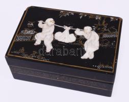 Régi kissé sérült doboz, benne bizsukkal.