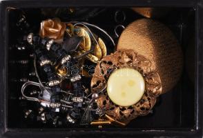 Régi kissé sérült doboz, benne bizsukkal