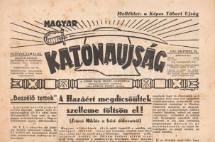 [Folyóirat] Magyar Katonaújság. Szerkeszti: Rózsás János. Megjelenik hetenként. VI. évfolyam, 44. szám. (1943. október 30.) (Budapest), 1940. Vitézi Rend Zrínyi Csoportja - Stádium Sajtóvállalat Rt. 8 p. Folio. Az 1938-1944 között megjelenő, felvételekkel, rajzokkal, stratégiai térképvázlatokkal gazdagon illusztrált katonai hetilap a Vitézi Rend Zrínyi Csoportjának folyóirata volt. Gazdagon illusztrált folyóiratunk rovatstruktúrája az évek során jelentősen átalakult, jelenleg a "Külföldi hadi hírek" és "Az elmúlt hét hadieseményei" rovatok foglalkoznak az immár inkább helytállást követelő, mint győzelem-sorozatokat hozó háború eseményeivel, a "Hazai hírek" és a "Belföldi arcvonal hírei" rovat pedig a belföldi hadigondozás, árvaellátás, hősiemlékmű-avatás, az utánpótlás és általánosságban a hátországi társadalmi szolidaritás híreit közlik. "Kis emberek, nagy hősök" című lapzáró rovata pedig példamutató hőstettek bemutatásával a katonai morált próbálják fenntartani a fronton szolgáló katonákban, a lap elsődleges célcsoportjában. 1943. októberi lapszámunk idején változatlanul a keleti front a legfontosabb. Az 1941. évi támadása után a balti, fehérorosz és ukrán területeket villámháborúval meghódító tengelyhatalmi haderő kezdetben bevette Kijevet, Moszkvát fenyegette, sőt 1942 őszén még a Kaukázus előteréig is eljutott, ám a sztálingrádi és kurszki csaták elvesztése után (1943. januárja és júliusa után) terület-feladásra kényszerült. Lapszámunk a Szmolenszk környéki ütközetekről, pontosabban mondva hiábavaló, feltartóztatott szovjet előrenyomulási kísérletekről számol be. Lapszámunk természetesen tudomást vesz a júliusi szicíliai partraszállás révén létrejött olasz frontról, ám Mussolini elfogatása, Olaszország fegyverszüneti kérelme érthető módon nem szerepel témái közt, a német tengeralattjáró-háború eredményei azonban kiemelt figyelmet kapnak. A nemrég lezajlott, többhetes moszkvai angolszász-szovjet katonai tárgyalás eredményeitől pedig széthúzást vár lapszámunk. A hazai hírek között az 1944. évi hadi költségvetés vázlata, a Nyitra megyei Szencen felállított, hősi emlékművel kiegészített Országzászló-avatás eseménye, hadi kitüntetések és hőstettek katalógusa.  Példányunk néhány levelén a hajtás mentén apró szakadásnyom. Folyóiratunk szerepel az Ideiglenes Nemzeti Kormány által 1945-ben betiltott művek jegyzékén. Jó állapotú lapszám, hajtogatva.