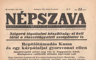 [Folyóirat] Népszava. A Szociáldemokrata Párt központi lapja. Főszerkesztő: Szakasits Árpád. 69. évfolyam, 143. szám. (1941. június 27.) [Repülőtámadás Kassa ellen.] Budapest, 1941. Világosság Könyvnyomda Rt. 10 p. Folio. A hazai szociáldemokrácia központi lapja 1877-ben indult. A többször betiltott és számos sajtópert megélt, nyilatkozataiban önmérsékletre kényszerülő baloldali lapot 1939-től Szakasits Árpád szerkesztette. Cenzúrás időkből származó lapszámunk hadi jelentésekben csupán hírügynökségi jelentések közlésére szorítkozik, a hírek csoportosításából, illetve belpolitikai publicisztikáiból azonban kiviláglik folyóiratunk baloldali álláspontja. Lapszámunk a háborúba sodródás kiemelt fontosságú eseménye, a Kassát 1941. június 26-án ért bombatámadás eseményével foglalkozik. A tisztázatlan körülmények között a várost ért terrortámadásért szovjet felségjelű repülőgépeket tettek felelőssé, Bárdossy László miniszterelnök pedig ennek nyomán, egy nappal később a képviselőház ülésén bejelentette a Szovjetunió elleni hadüzenetet, ezzel az aktussal az ország pedig csatlakozott a Szovjetunió ellen indult német, olasz és román támadáshoz. A tartalomból: Repülőtámadás Kassa és egy kárpátaljai gyorsvonat ellen -- Szovjet repülő jelent meg Vác és Nagymaros felett -- Négy irányban bontakozik ki a német hadsereg keleti offenzívája -- Olasz jelentés a besszarábiai helyzetről -- Nagyobb arányú légitámadások Turku és Bukarest ellen -- A szovjet diplomaták tanácskozásai az USA követeivel -- A lőrinckei tanyaházban -- A nyomdai munkásság János-ünnepélye -- Az északi szellem: Püspök a szociáldemokrata Munkásotthonban -- Munkás-élet: Erdélyi építőmunkás-ügyek -- Bér-ár-profit: A szakoktatás hiányai. Jó állapotú lap, hajtogatva.