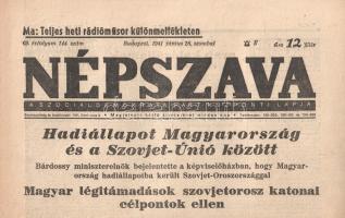 [Folyóirat] Népszava. A Szociáldemokrata Párt központi lapja. Főszerkesztő: Szakasits Árpád. 69. évfolyam, 144. szám. (1941. június 28.) [Hadiállapot Magyarország és a Szovjetunió között.] Budapest, 1941. Világosság Könyvnyomda Rt. 10 + II p. Folio. A hazai szociáldemokrácia központi lapja 1877-ben indult. A többször betiltott és számos sajtópert megélt, nyilatkozataiban önmérsékletre kényszerülő baloldali lapot 1939-től Szakasits Árpád szerkesztette. Cenzúrás időkből származó lapszámunk hadi jelentésekben csupán hírügynökségi jelentések közlésére szorítkozik, a hírek csoportosításából, illetve belpolitikai publicisztikáiból azonban kiviláglik folyóiratunk baloldali álláspontja. Lapszámunk a háborúba sodródás kiemelt fontosságú eseménye, a Szovjetuniónak küldött magyar hadüzenettel foglalkozik. A tisztázatlan körülmények között lezajlott kassai terrorbombázás nyomán Bárdossy László miniszterelnök magához ragadta a kezdeményezést, és felhatalmazás nélkül bejelentette a hadiállapot beálltát Magyarország és a Szovjetunió között. Ezzel pedig Magyarország csatlakozott a Szovjetuniót az előző héten (1941. június 22-én) megtámadó Németországhoz, Szlovákia, Románia és Finnország hasonló hadüzenete után pár nappal. A tartalomból: Hadiállapot Magyarország és a Szovjetunió között. Bárdossy miniszterelnök bejelentése a képviselőházban -- Magyar légitámadások szovjet katonai célpontok ellen -- Keleti háború. Berlini jelentés -- Északi háború. Berlini jelentés -- A szervezett munkássághoz! -- Sürgős védelmet az albérlőknek! -- Trettina Jenő nyilas lapkiadó adóssága és a zsidó hitelezők -- Munkás-élet: Szociális reformok -- Óbudára költözik az élelmiszerjegy-központ. Jó állapotú lap, hajtogatva.