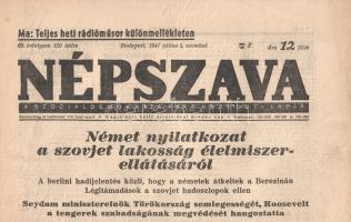 [Folyóirat] Népszava. A Szociáldemokrata Párt központi lapja. Főszerkesztő: Szakasits Árpád. 69. évfolyam, 150. szám. (1941. július 5.) [Honvédcsapataink előrenyomulása Galíciában.] Budapest, 1941. Világosság Könyvnyomda Rt. 10 + II p. Folio. A hazai szociáldemokrácia központi lapja 1877-ben indult. A többször betiltott és számos sajtópert megélt, nyilatkozataiban önmérsékletre kényszerülő baloldali lapot 1939-től Szakasits Árpád szerkesztette. Cenzúrás időkből származó lapszámunk hadi jelentésekben csupán hírügynökségi jelentések közlésére szorítkozik, a hírek csoportosításából, illetve belpolitikai publicisztikáiból azonban kiviláglik folyóiratunk baloldali álláspontja. Az 1941. év folyamán Magyarország végleg belesodródott a második világháborúba. Ennek fontos lépése a több hatalom által rosszallott délvidéki bevonulás, illetve a Kassát ért bombatámadás után a Szovjetuniónak küldött magyar hadüzenet, melyet - felhatalmazás nélkül - Bárdossy László miniszterelnök maga jelentett be. Az 1941. június 22-én megindult német támadás nyomán Szlovákia még aznap, Románia pedig pár nappal később hadat üzent a Szovjetuniónak, a magyar kormányzat kevés késlekedéssel, a kassai incidens jelentette "casus belli" után, június 27-én csatlakozott térségbeli riválisaink diplomáciai lépéséhez. A magyar hadvezetés azonnali hatállyal mozgósította Kárpát-csoportját, az egységek június utolsó napjaiban lépték át a kárpáti határokat. A tartalomból: A honvédvezérkar főnökének jelentése -- A berlini hadijelentés közli, hogy a németek átkeltek a Berezinán -- A német csapatok közelednek a Sztálin-vonalhoz -- Az első finn hadijelentés -- Seydam miniszterelnök Törökország semlegességét, Roosevelt a tengerek szabadságának megvédését hangoztatta -- Tengelyellenes diáktüntetéseket akadályoztak meg Uruguayban -- Moldva és Besszarábia, ahol az erdélyi kisebbségek által épített két erődvonal között folyik a harc -- Megkezdik a Zita-telep lebontását -- Munkás-élet: Egészséges munkahely: egészséges nemzet -- A gyermek és a rádió. Jó állapotú lap, hajtogatva.