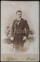 cca 1900 Elegáns fiatalember portréja, kabinetfotó a pozsonyi Helios műteremből (,,Andrássy Gyula utcza 7. és Lörinczkapu utcza 8. sz."), kissé kopottas, 16,5x10,5 cm (Ritka!)