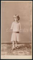 1901 Kislány portréja, kabinetfotó Koller Károly tanár utódai budapesti műterméből, hidegpecséttel jelzett, szép állapotban, 21x11,5 cm