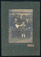 1925 Kiskunhalas, családi fotó, kartonra kasírozott fotó, Zseni fényképészete Kiskunhalas, a hátoldalon dedikációval, 15x10,5 cm, karton: 24x17 cm (Ritka!)
