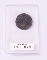 Labradorit, 46,7ct, virág faragással.