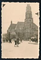 cca 1930-1940 Kolozsvár (Cluj), a Szent Mihály-templom, fotó, a hátoldalon pecséttel jelzett (Kun Optica-Foto Arad), 8,5x6 cm