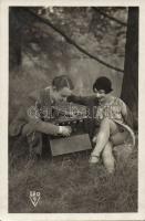 2 db erotikus fotólap erdőben táskarádiózó szerelmespárral