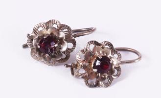 Ezüst (Ag) fülbevaló pár gránát berakással, jelzett, bruttó 0,9g