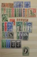3 db közepes berakó benne magyar és külföldi bélyegek vegyesen, sok üres oldal