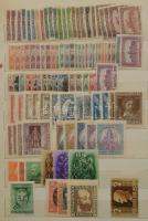 3 db közepes berakó benne magyar és külföldi bélyegek vegyesen, sok üres oldal