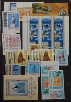 Magyar tétel főként modern bélyegekkel, blokkokkal, 12 fekete lapos, jó minőségű Philux berakó kb. f...