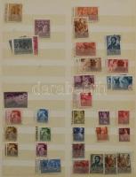 Magyar tétel / többpéldányos készlet sok régi kiadással, 8 lapos, gyenge minőségű rendező berakóban