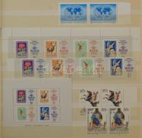 Magyar bélyegek és összefüggések 2 db A/4-es berakóban, az egyik gyenge állapotú