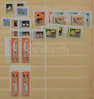 Magyar bélyegek és összefüggések 2 db A/4-es berakóban, az egyik gyenge állapotú
