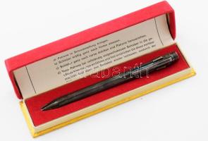 Caran d'Ache ezüstözött négyszínű toll, betét nélkül, leírással, dobozában, jelzett.