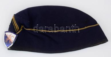 cca 1945-1949 Iskolai sapka, diáksapka, "JÁG" (Jedlik Ányos Gimnázium) zománcozott sapkajelvénnyel, belül varrott monogrammal, megkímélt állapotban, a jelvényen kis zománchibákkal