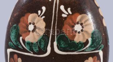 Kántor Sándor Karcag feliratos nőalakos butella, hátoldalán a készítő nevét is magába foglaló hosszú...