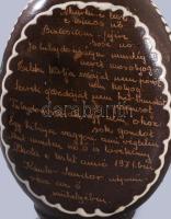 Kántor Sándor Karcag feliratos nőalakos butella, hátoldalán a készítő nevét is magába foglaló hosszú...