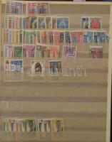 Vegyes európai, tengerentúl bélyegek sok sorral, postatisztákkal nagyrészt A/4 berakókban + 1 db üre...