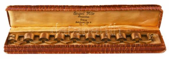 Bicolor arany (Au) karlánc. 14k, jelzett, h: 19,5 cm, Engel Mór ékszerész Pécs feliratos dobozban, nettó 53,4g /// Bicolor gold (Au) bracelet. 14k, hallmarked, length: 19.5 cm, in a box marked "Engel Mór ékszerész, Pécs" net weight: 53.4 g.