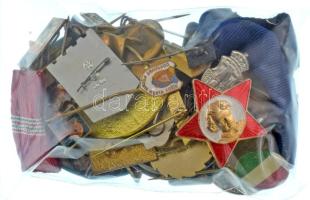 Kb. 40db-os vegyes magyar és külföldi, főleg jelvényből álló tétel T:vegyes Cca. 40pcs mixed Hungarian and foreign lot, mostly badges C:mixed